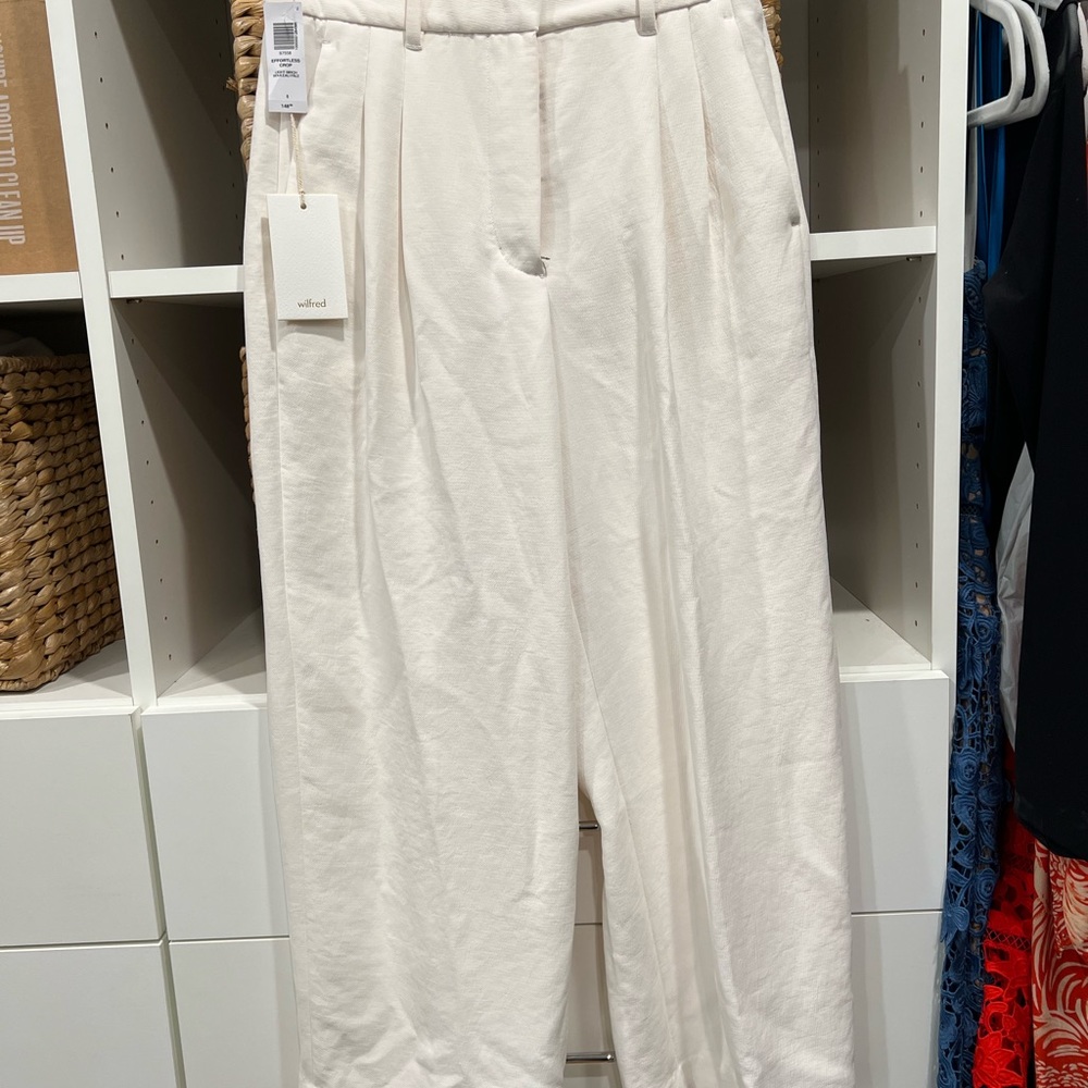 Aritzia Effortless Crop light birch Bouleau pale size 6